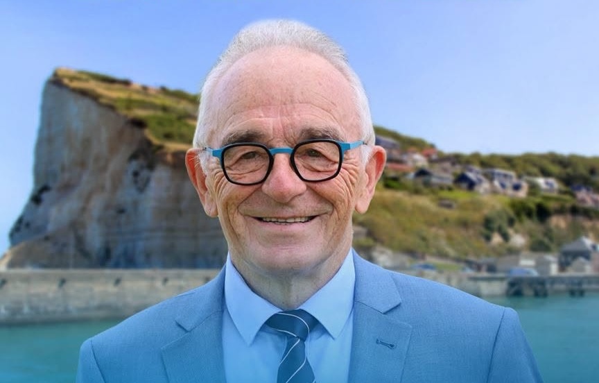 De la Seine-Maritime à la Manche, ces maires « apolitiques » qui labourent le terrain de l’extrême droite avant la présidentielle