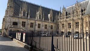 Palais de justice de Rouen : vaches maigres pour les cols d'hermine