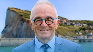De la Seine-Maritime à la Manche, ces maires « apolitiques » qui labourent le terrain de l’extrême droite avant la présidentielle