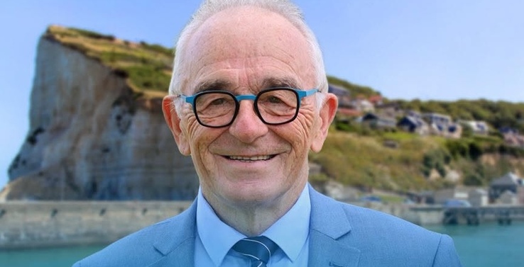 De la Seine-Maritime à la Manche, ces maires « apolitiques » qui labourent le terrain de l’extrême droite avant la présidentielle