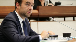 « Les appels d’offres, je m’assois dessus ! » : un ex-présentateur de TF1 met en difficulté le ministre Lecornu