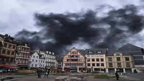 Incendie chez Lubrizol : pas de piste avérée, mais des interrogations