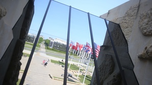 Entre mutisme et déni, ou la politique de l'autruche des maires de Caen face au management toxique au Mémorial
