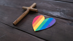 « De la vexation à l’envie de me battre » : une autoentrepreneuse bisexuelle poursuit un établissement catholique pour discrimination