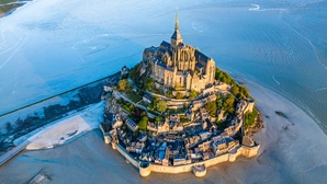 Au Mont-Saint-Michel, les catholiques identitaires installent leurs réseaux
