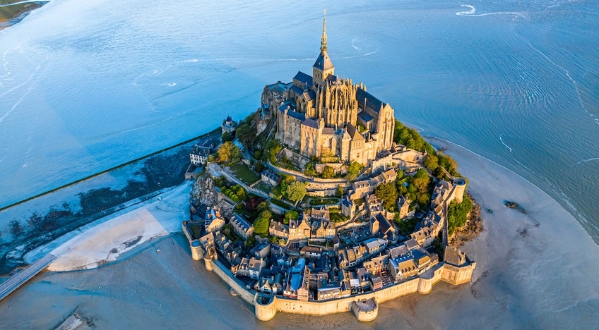 Au Mont-Saint-Michel, les catholiques identitaires installent leurs réseaux