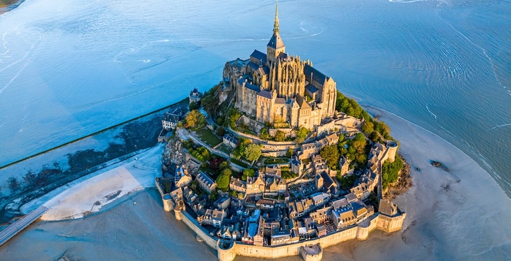Au Mont-Saint-Michel, les catholiques identitaires installent leurs réseaux