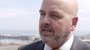 Affaire politico-judiciaire de pédopornographie à Guernesey, pas un écho dans les journaux des voisins français 